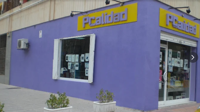 Fachada de la tienda PC Calidad en la C/ Salvador de Madariaga, 3, Murcia.